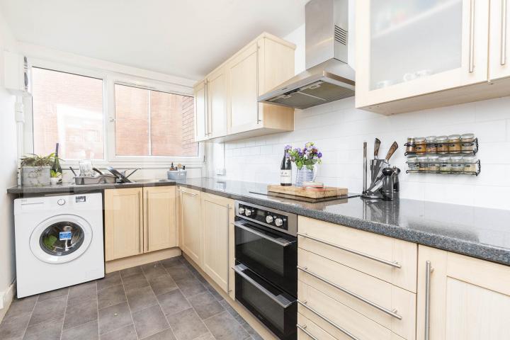 			3 Bedroom, 1 bath, 1 reception Flat			 Crayford Road, Holloway